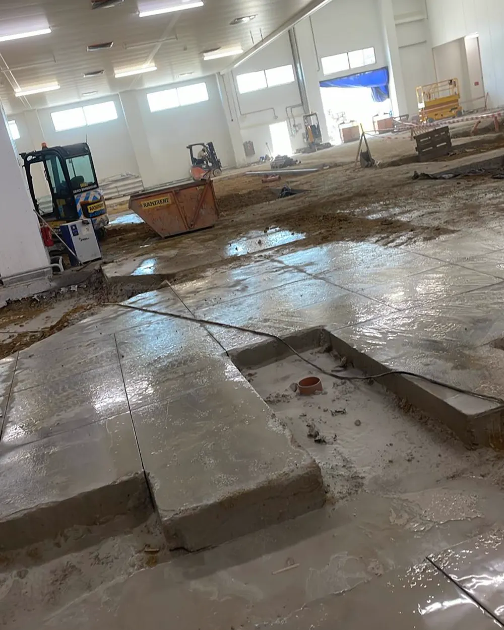 Hala przemysłowa z betonową posadzką pociętą techniką diamentową na regularne sekcje przygotowane do demontażu
