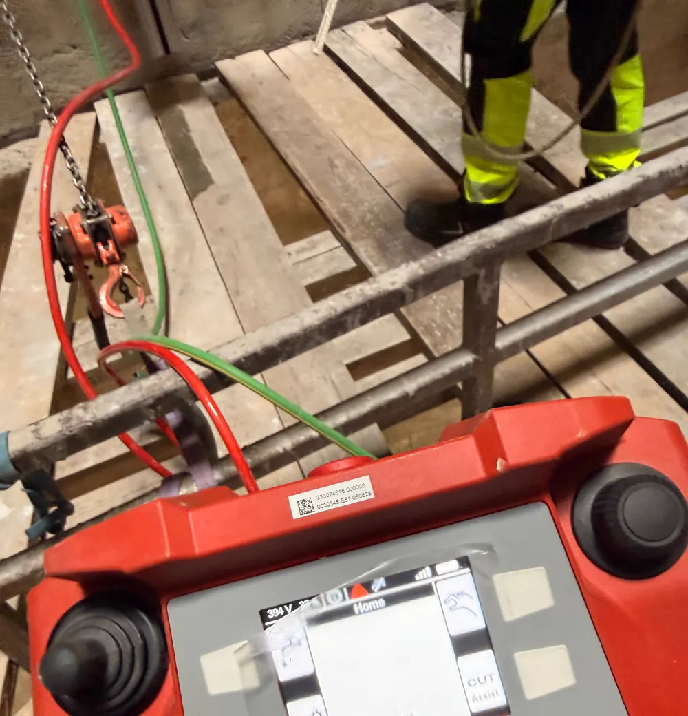 Sterownik Hilti CUT ASSIST z dwoma joystickami i wyświetlaczem LCD