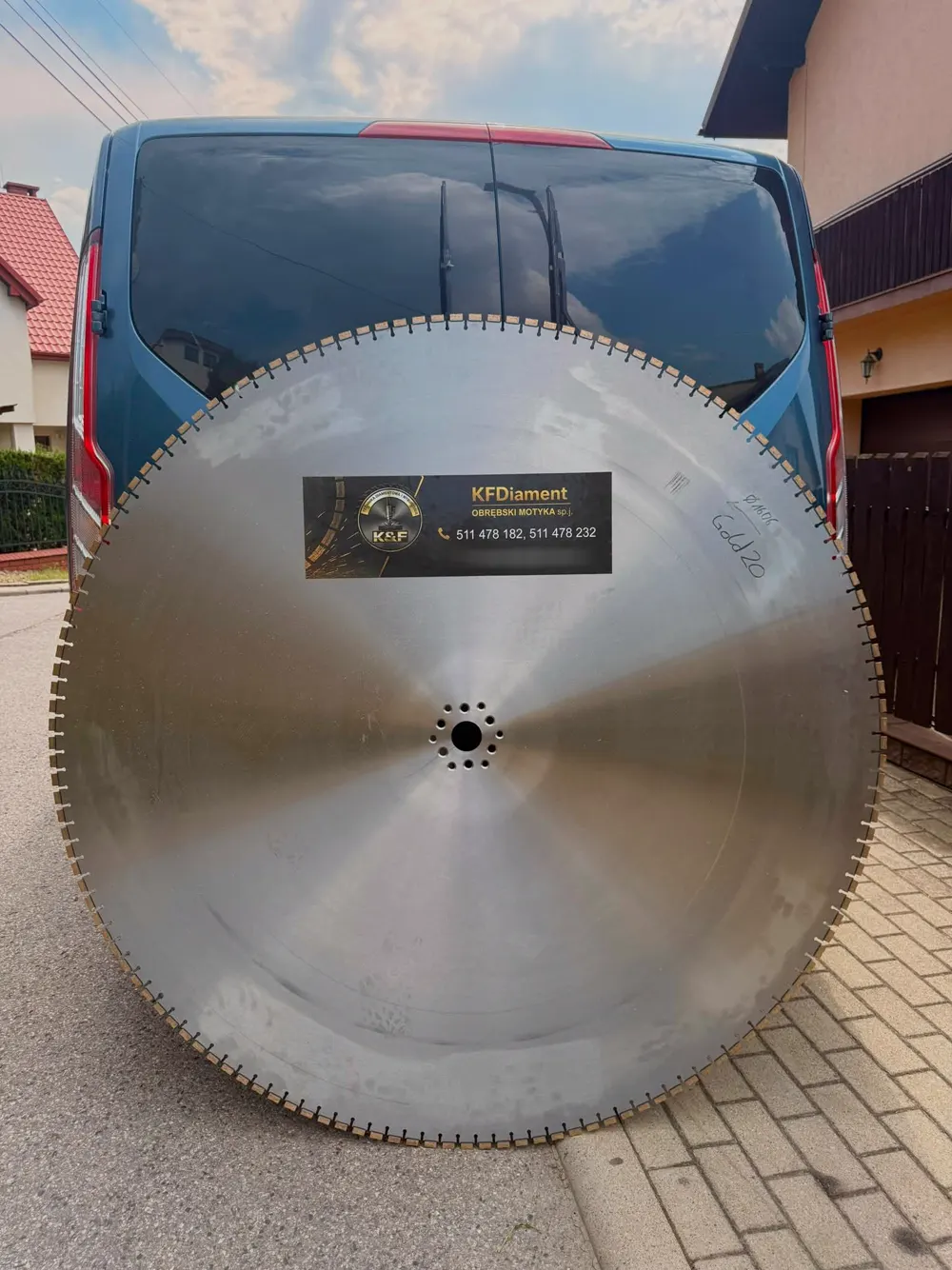 Tarcza diamentowa o średnicy 1600 mm z segmentami na obwodzie, oparta o firmowy samochód KFDIAMENT