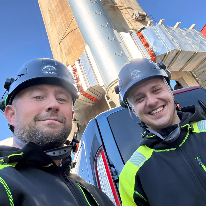 Zespół KFDIAMENT — właściciele firmy w brandowanych kaskach z monogramem K&F