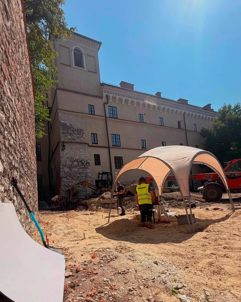 Teren Muzeum Archeologicznego w Krakowie — stanowisko wiercenia pod zadaszeniem przy zabytkowym murze