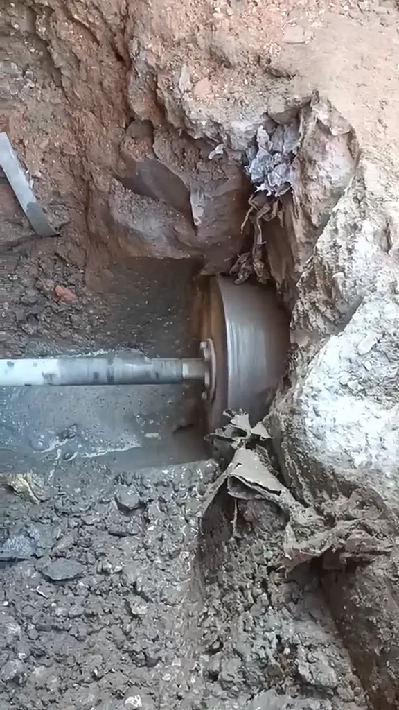 Wiertnica rdzeniowa Hilti wiercąca poziomy otwór w betonie w wykopie